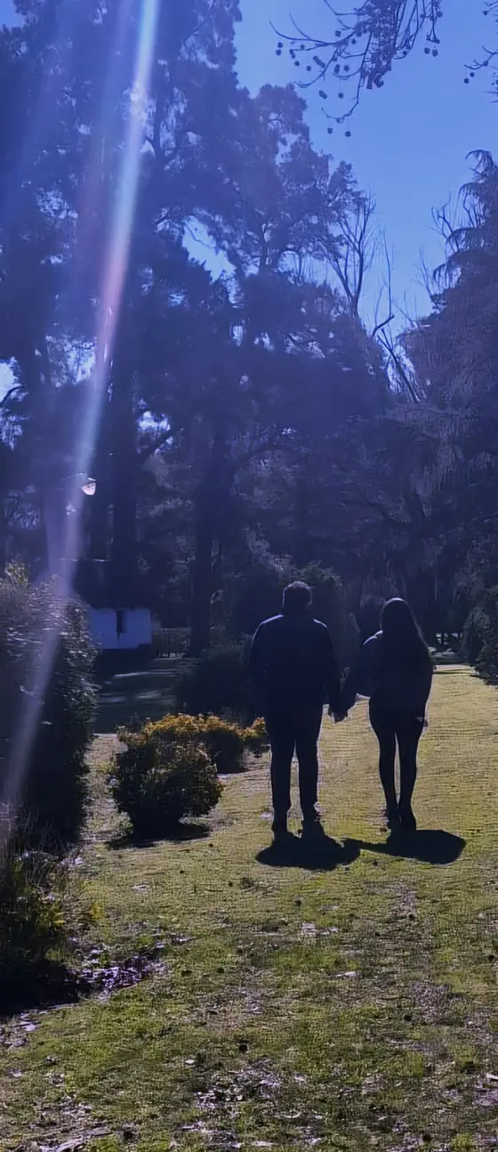 Alma y Tomás caminando por el parque